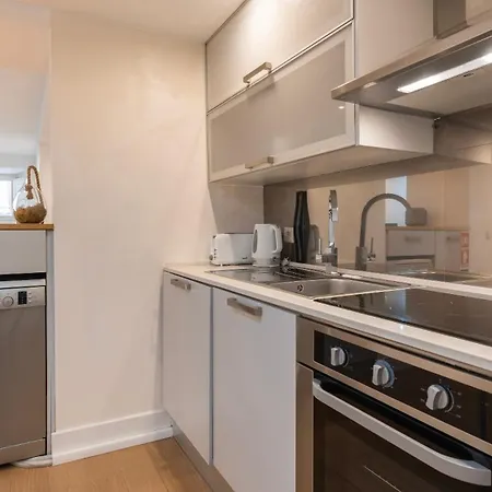 1bdr With Terrace In Alfama Centre By Lovelystay شقة