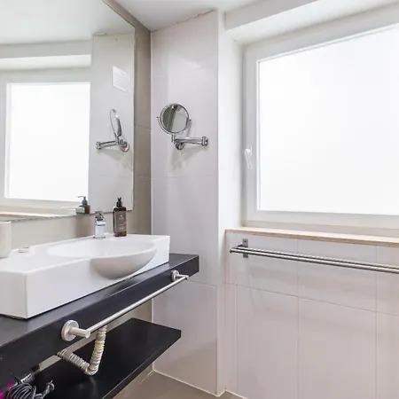 1bdr With Terrace In Alfama Centre By Lovelystay